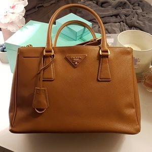 prada saffiano lux tote price
